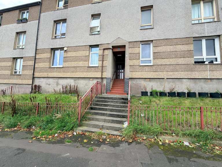 Traditional 2 Bedroom Ground Floor Flat located in Jamieson Street G42 7HN - Available Now