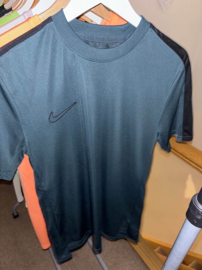 14x Nike & Under Armour Tops. S & M. Excellent Condition. Cost £35-£45 each, accept £8/£10 each