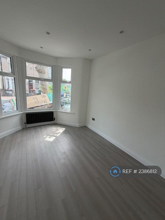 5 bedroom house in Marlow Road, London, E6 (5 bed) (#2386812)