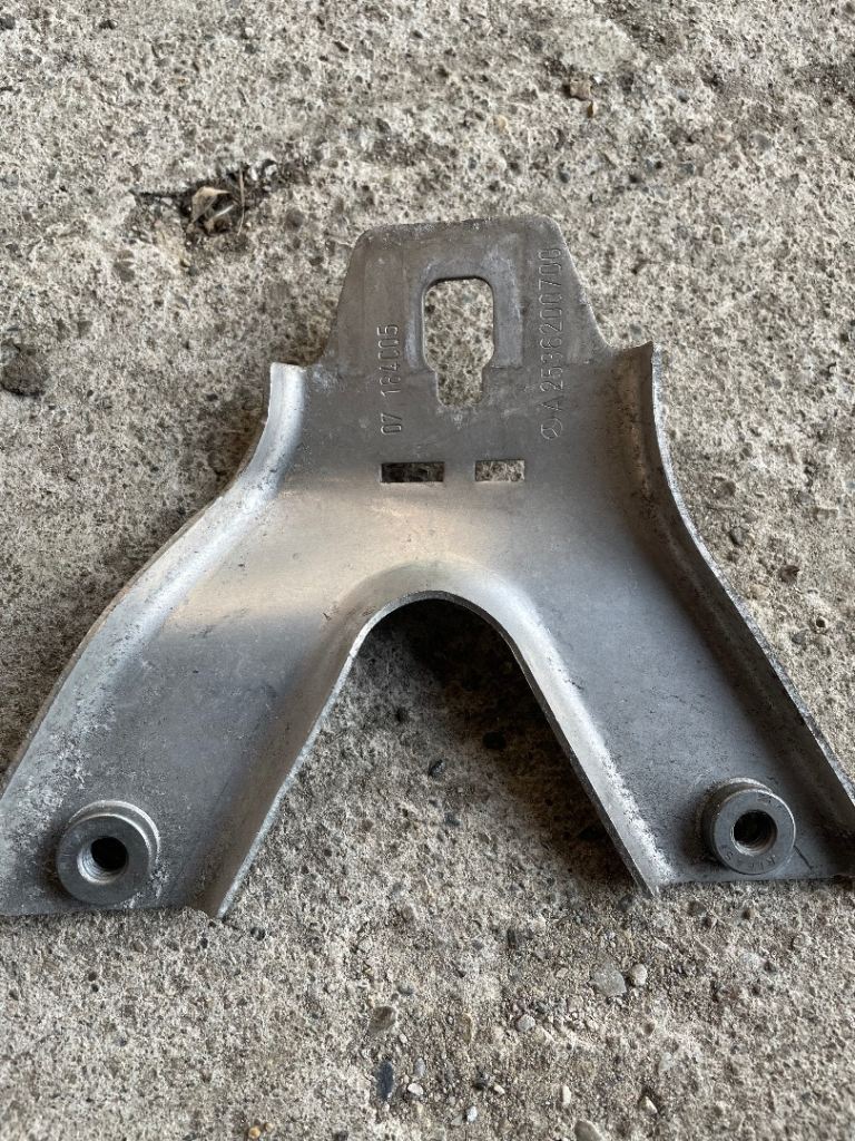 MERCEDES E CLASS W213 C238 LEFT LOWER CROSSMEMBER STRUT BRACKET (2016-2022)