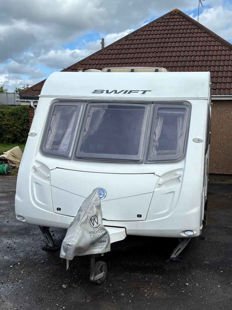 Swift Challenger 580 fixed rear bed