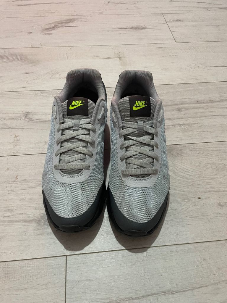Nike Air Max Invigor - UK Size 10 -  Trainers White Grey Yelllow Sneakers Shoes
