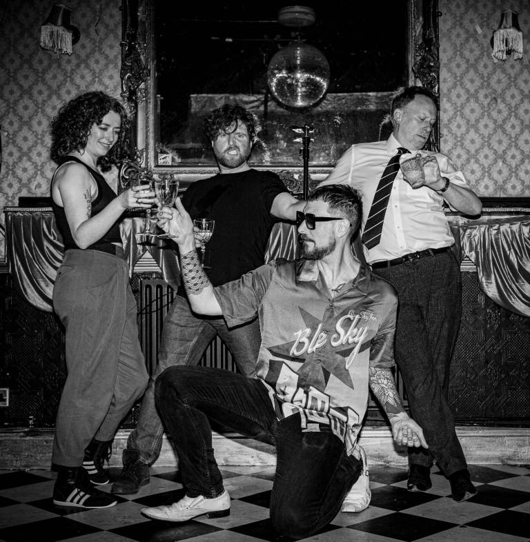Bass player wanted for signed band