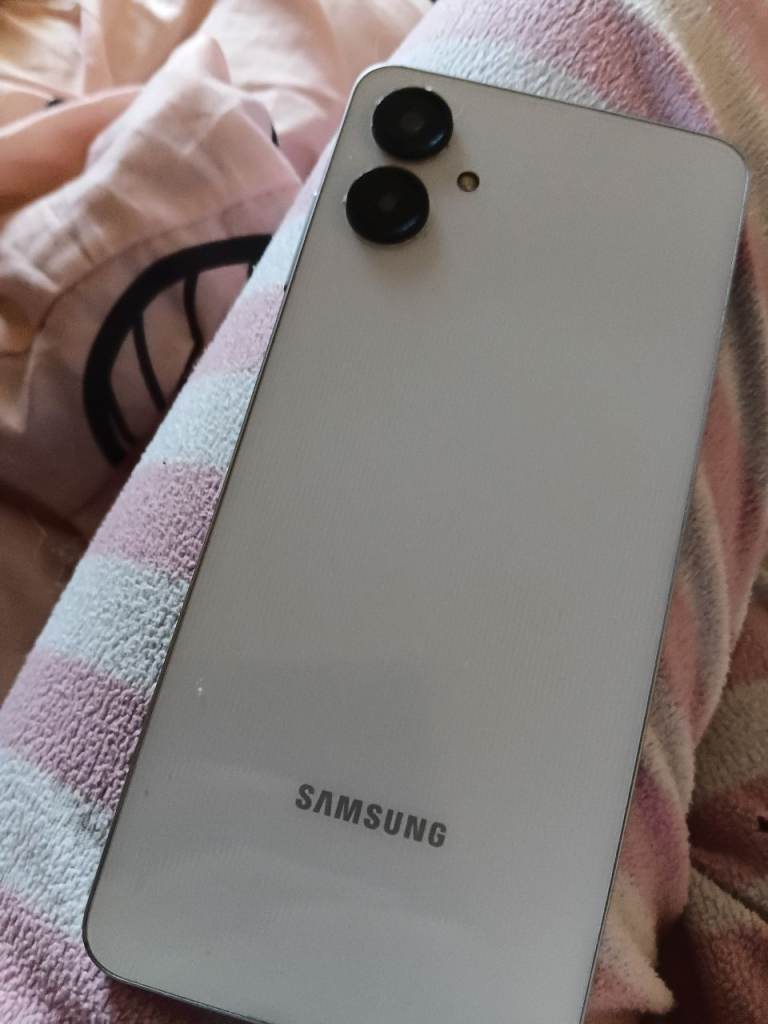Samsung Galaxy A06 White Mobile Phone - Like New