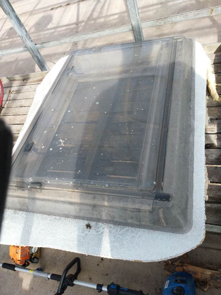 Remis tilt and slide caravan skylight 