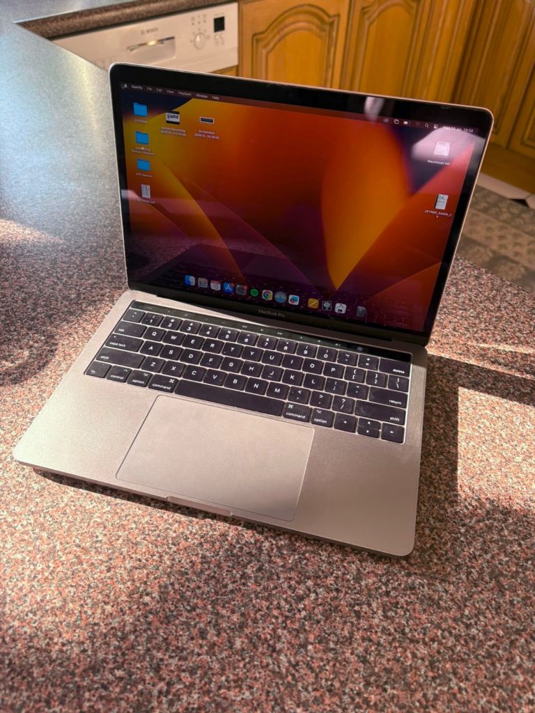 Apple MacBook Pro 13-inch 2017 - Intel Core i5, 16GB RAM