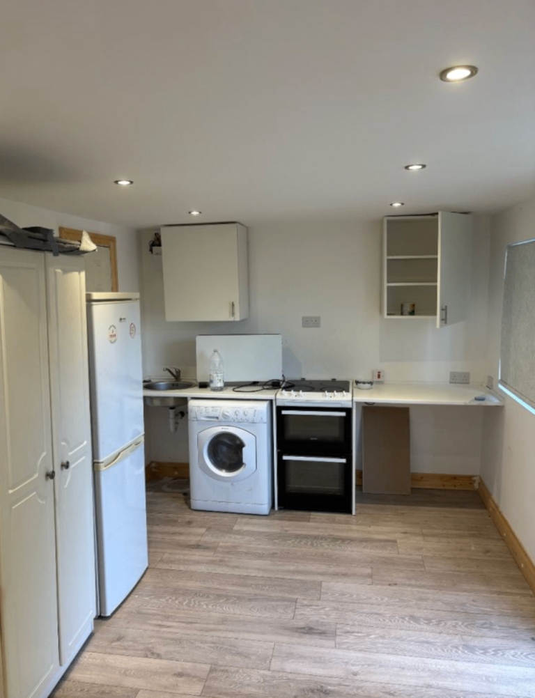 Modern Studio Annex | Furnished | Fitted Kitchen | Bills Included | Windsor Way, Woking, Surrey-GU22