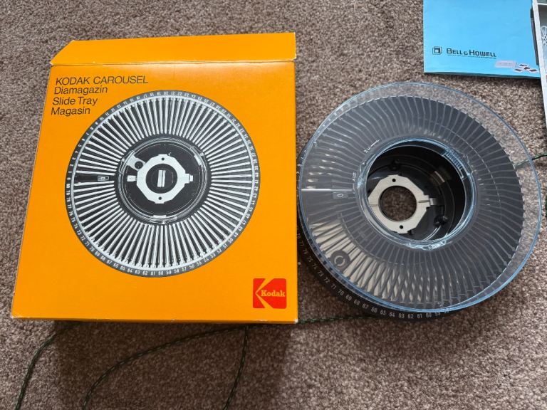 Kodak CAROUSEL S-AV1000 Slide Projector with Tray and Accessories