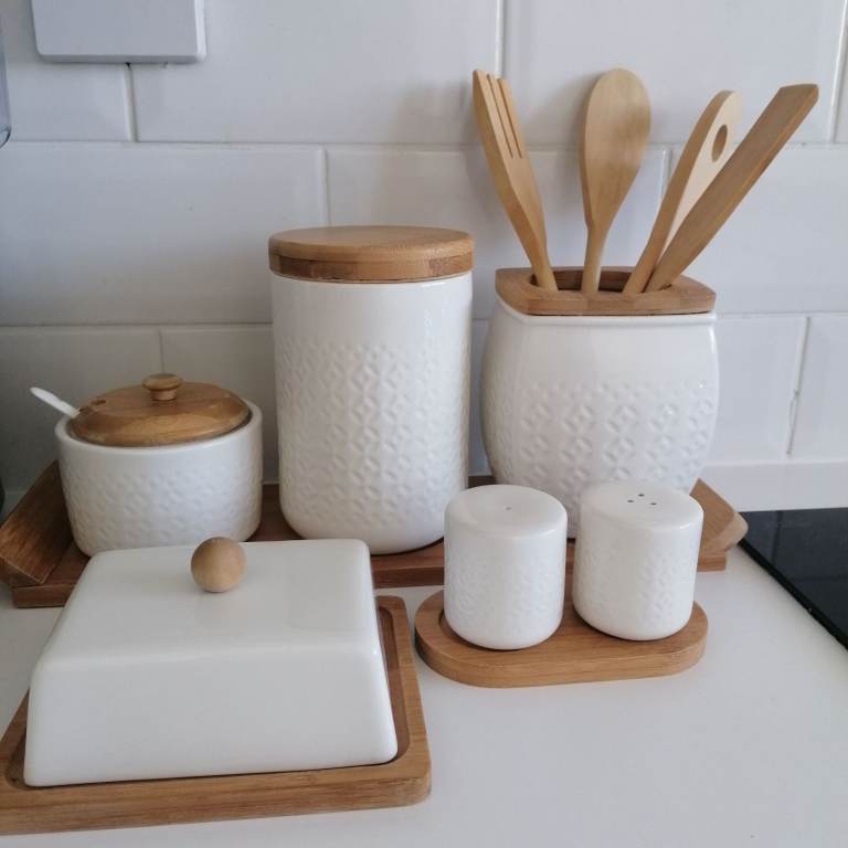 Porcelain condiments 