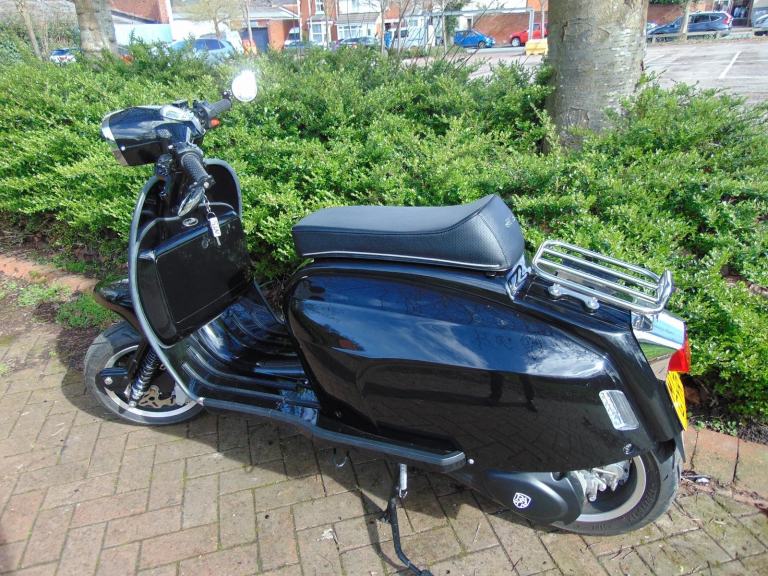 Royal Alloy GT 125E5 2024 modern retro classic style automatic CBT learn scooter