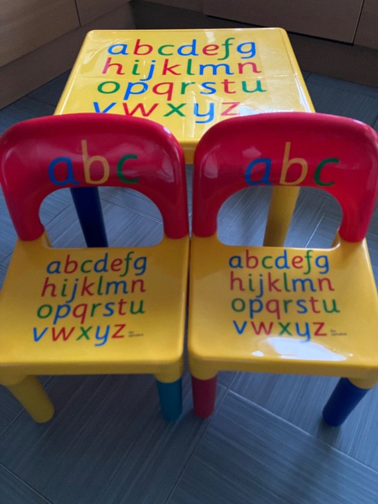 Kids lightweight table with two chairs