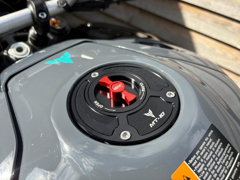 2023 / 73 Yamaha MT10 £10000 Grey 5978 miles.