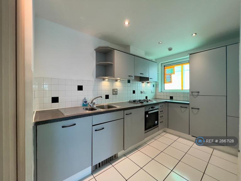 2 bedroom flat in Erebus Drive, London, SE28 (2 bed) (#2867128)