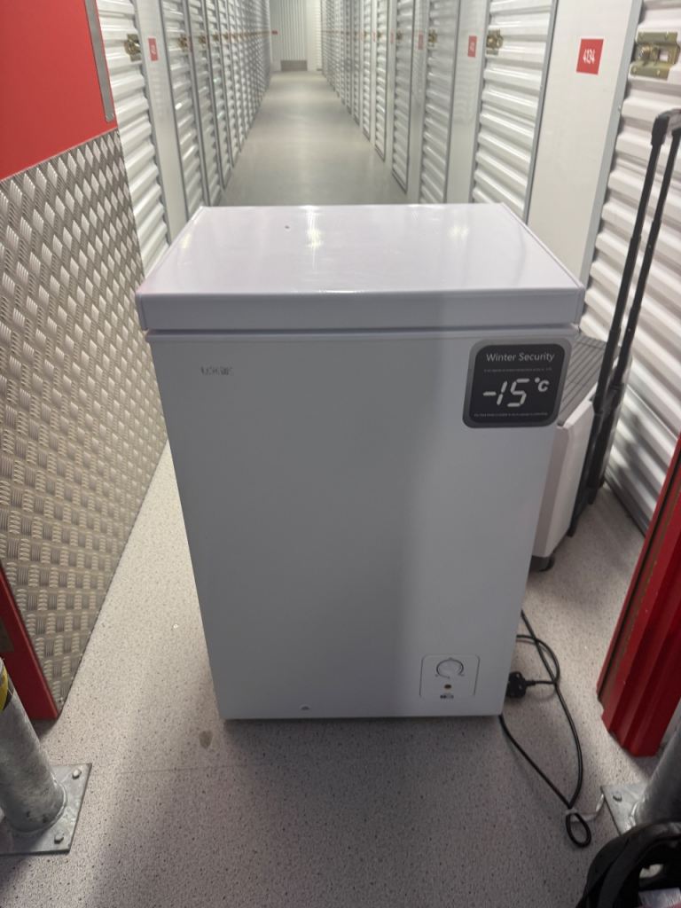 Under counter freezer (logik)