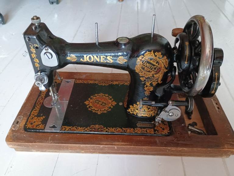 Vintage Jones Hand Sewing Machine. Hand crank. Vintage from the 1920s.