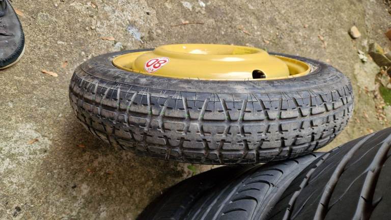 Car spare wheel and electric pump 