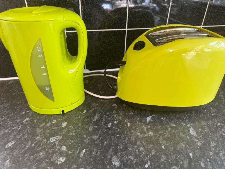 Matching Yellow Kettle & Toaster Set - Good Condition