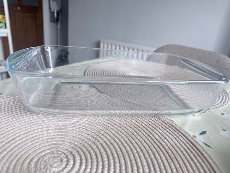 Pyrex-style glass baking dish / oven dish / casserole dish / roasting dish