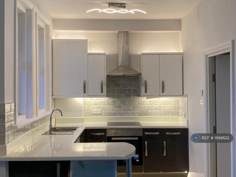 1 bedroom flat in Walpole Road, Bournemouth, BH1 (1 bed) (#1688622)