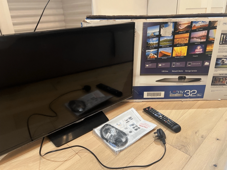 Samsung UE32H5500AK Smart TV with Original Box, Manual, Stand - 32" 1080p HD LED TV - Can Deliver