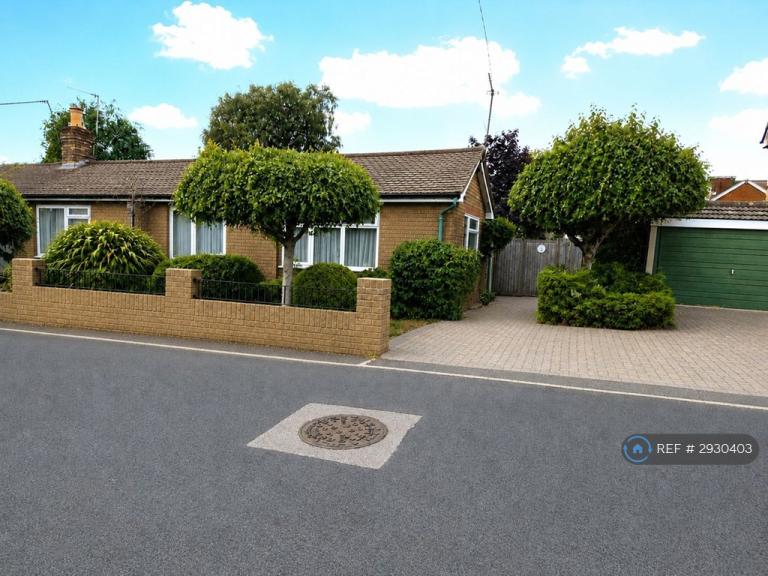 4 bedroom house in Armstrong Road, Egham, TW20 (4 bed) (#2930403)