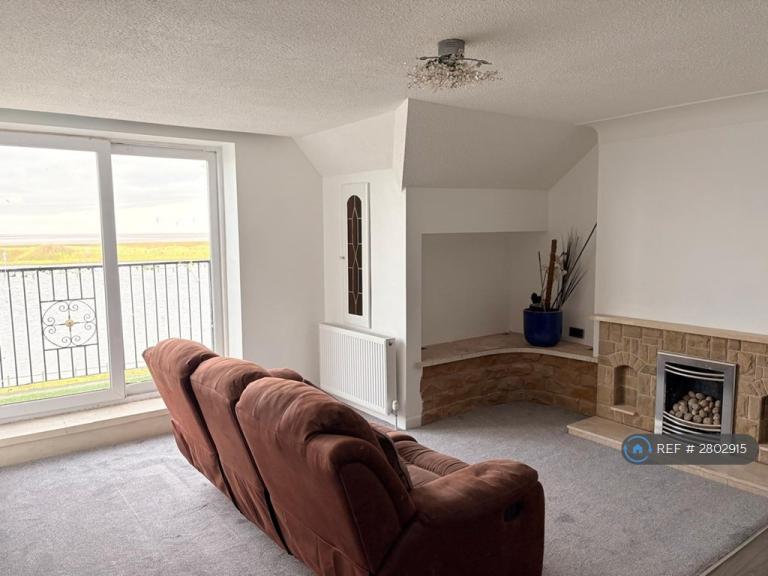 3 bedroom flat in Promenade, Southport, PR9 (3 bed) (#2802915)