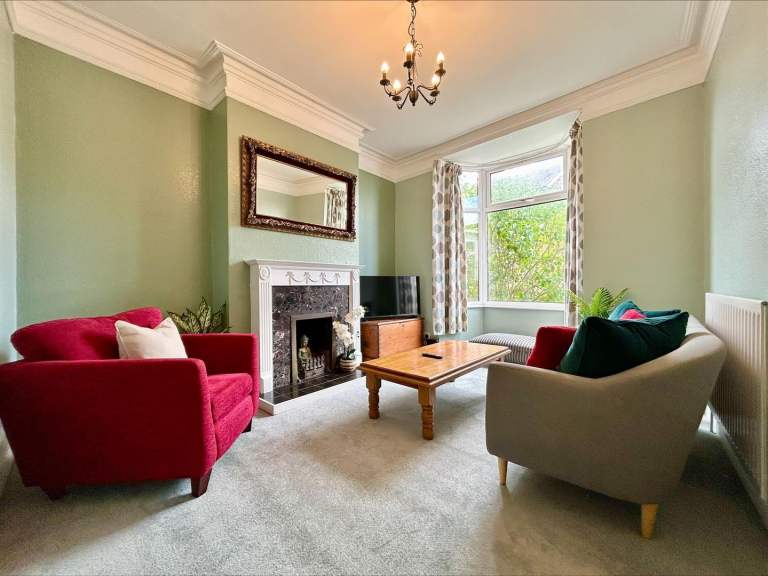 Spacious 3 bed fully furnished house available short or long stay no contract required