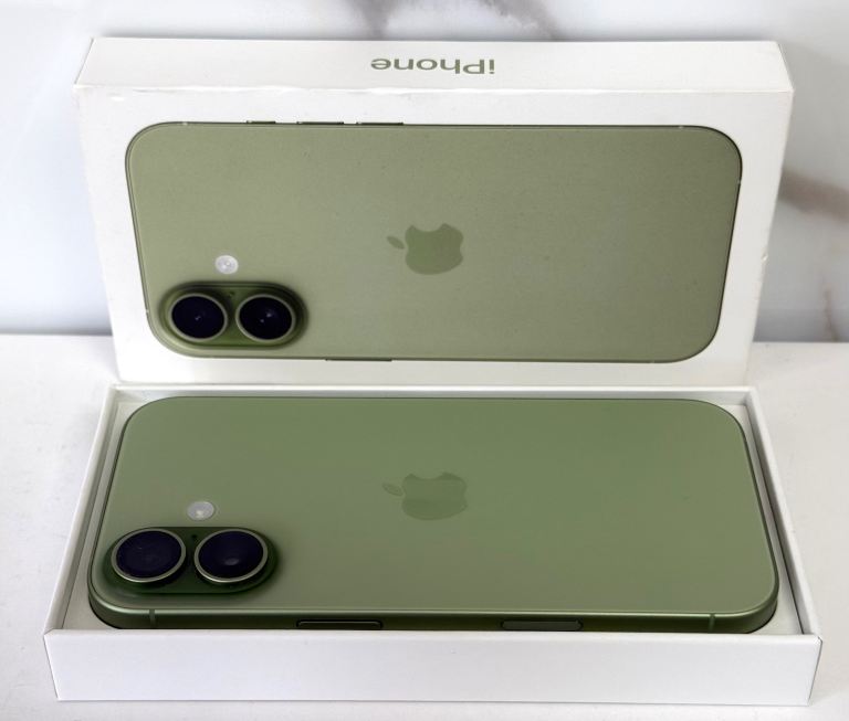 iPhone 17 Sage 256gb Boxed in Pristine Condition, 100% Battery & Apple Warranty Till October 2026.