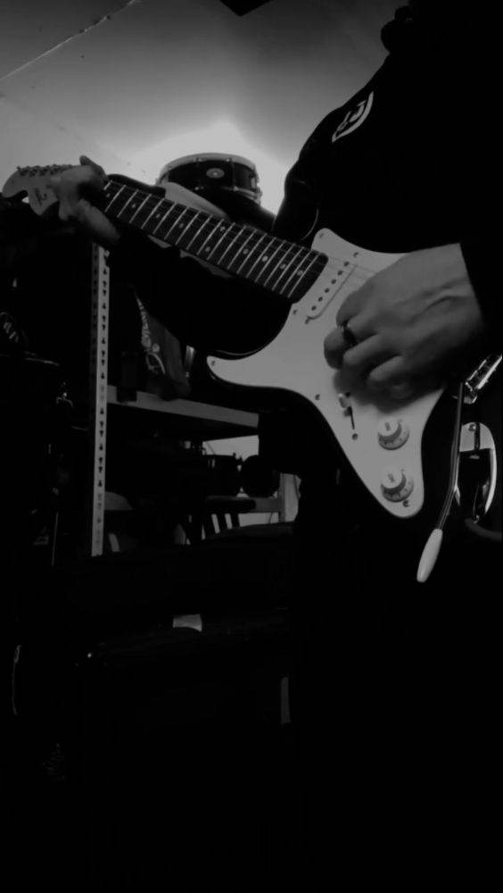 Ambitious guitarist seeking drummer/bassist (see ad for influences).