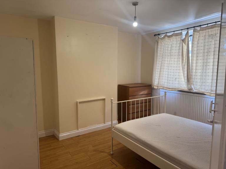 Double room fully furnished available for 2 Girls/2 Boys/Couples 