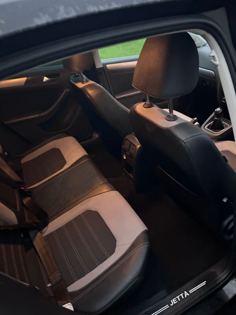 Volkswagen, JETTA, Saloon, 2012, Manual, 1968 (cc), 4 doors