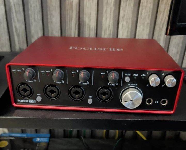 Recording studio 8 input Focusrite Scarlett 18i8 2nd Gen USB Audio Interface is a high