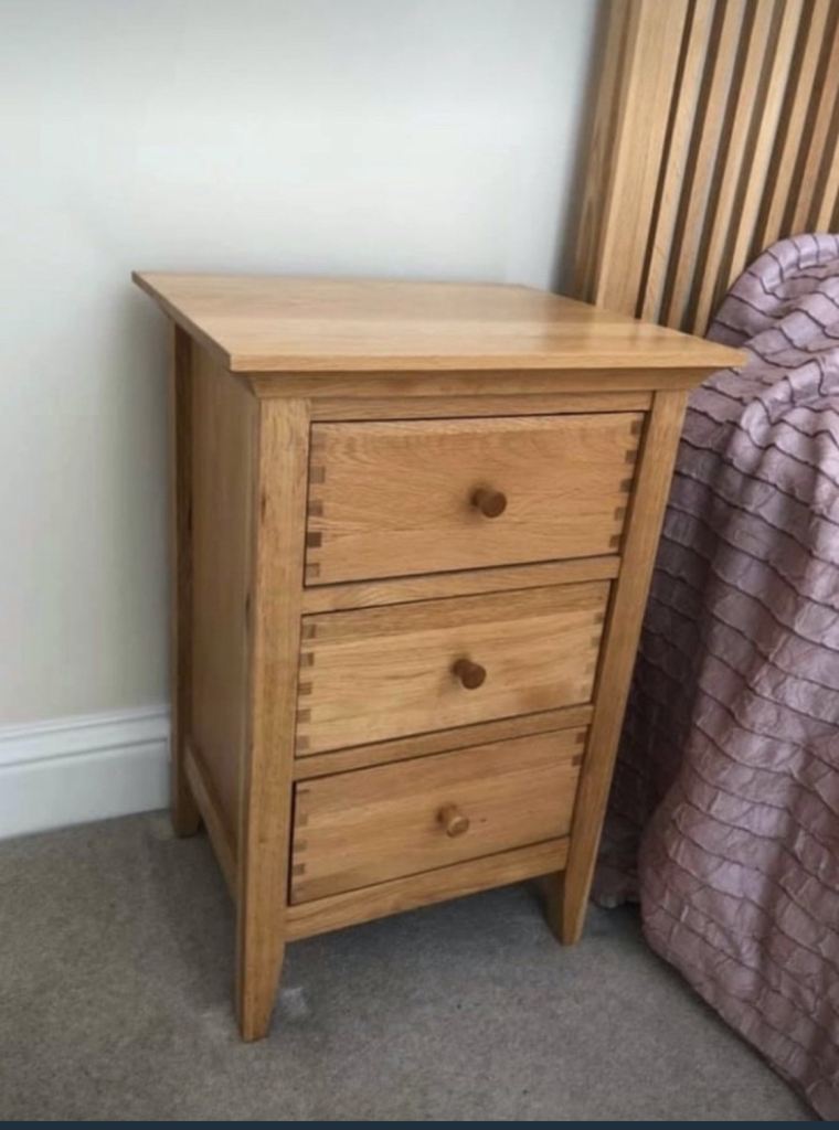 Willis and Gambier solid oak bedroom furniture set excellent condition 