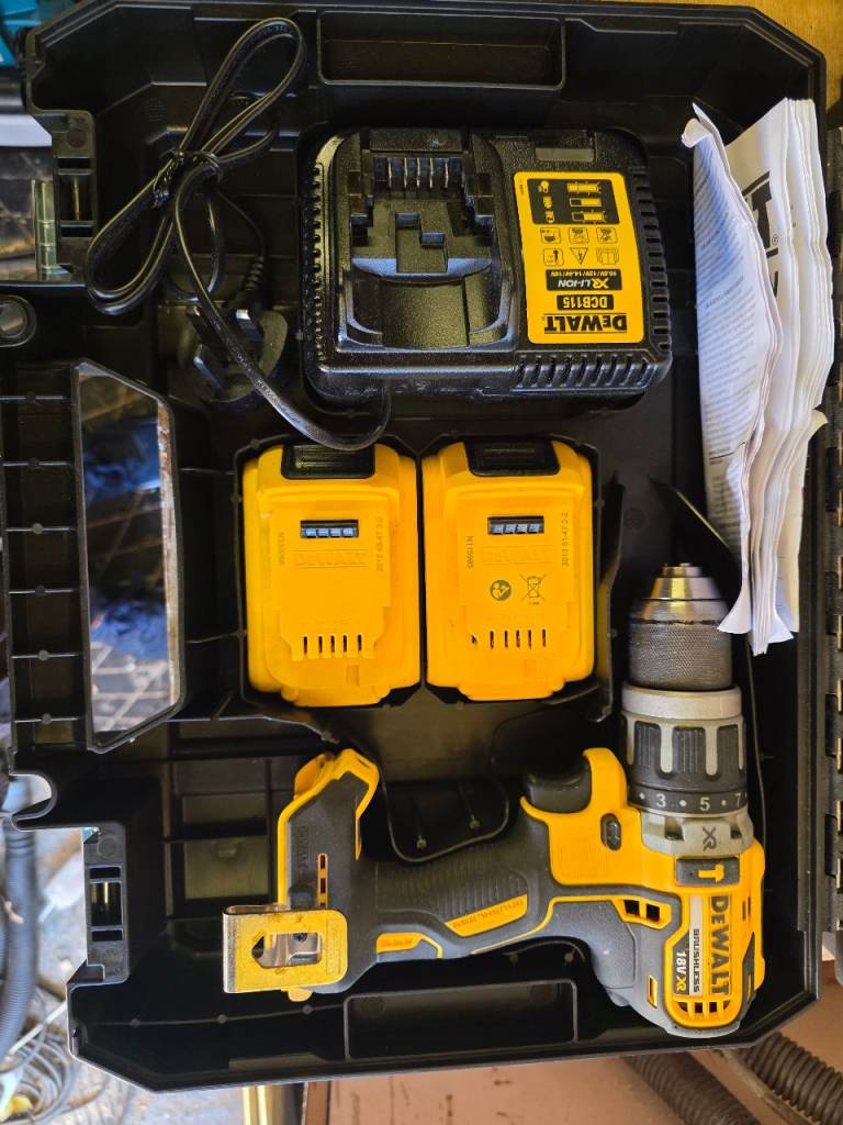 DEWALT 18v Cordless hamer Drill with Batteries and Charger – As Good As New