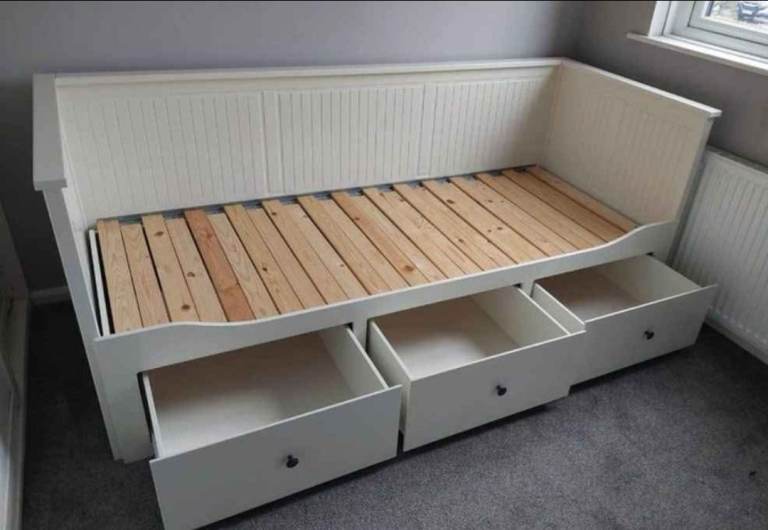 Ikea extendable daybed frame.