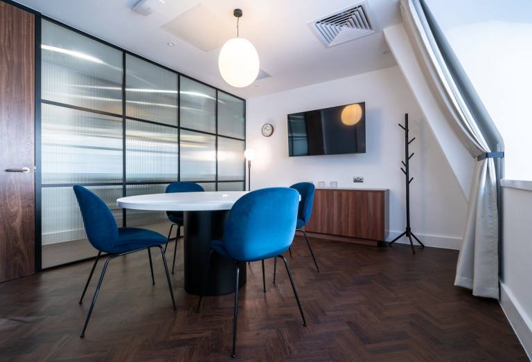 Manchester - M2 4JB \ Office for Rent with 4 Workstations