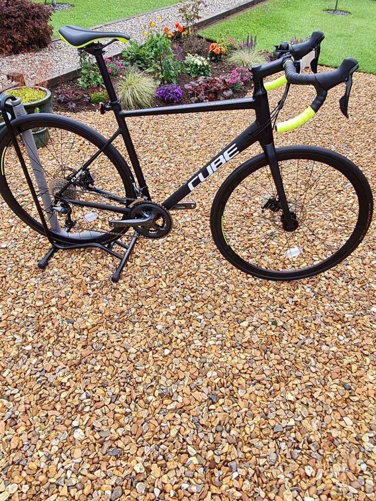 CUBE Attain Race road bike in Black and Yellow frame size 56