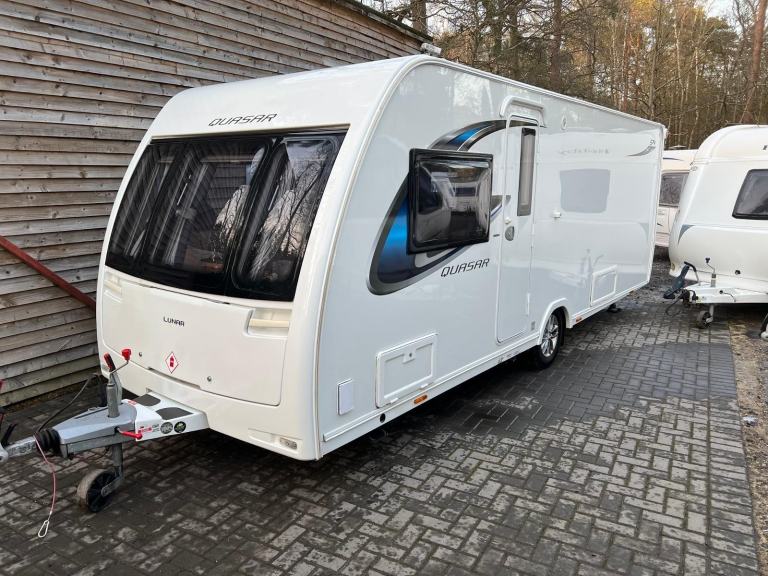 LUNAR QUASAR 574 - 2017 - ISLAND BED - 4 BERTH - MOVER - ONE OWNER - PRISTINE 