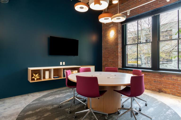 Guildford - GU1 4AR \ Office Space with 5 Desks and All Services Included
