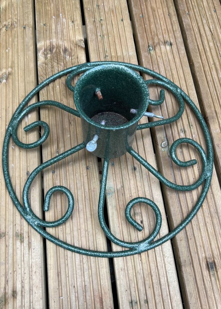 Sturdy Metal Christmas Tree Stand – Green, Good Condition