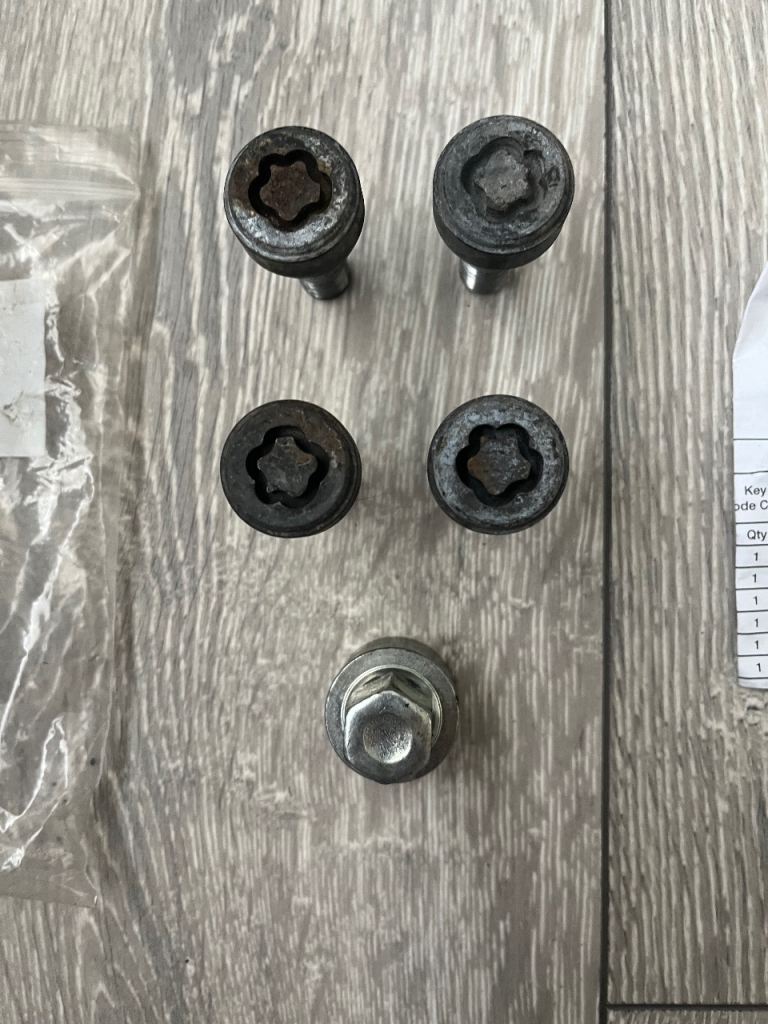Genuine Nissan Qashqai Locking Wheel Nuts (Bolts)