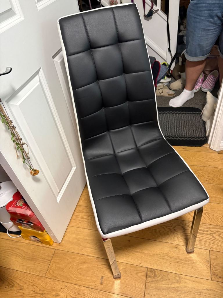 Black and White Glass Dining Table with Four Chairs – Good Condition