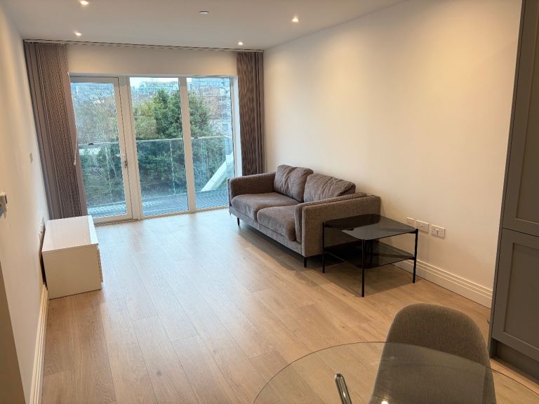 Contemporary Stylish Modern 3rd Floor 1 Bed Balcony Flat Lounge Gym VeryNearRailTubeBusShopsPark
