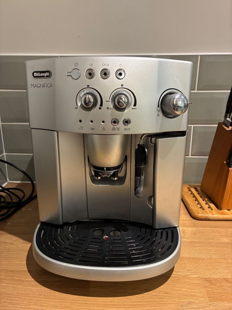 De Longhi Magnifica bean to cup coffee maker 