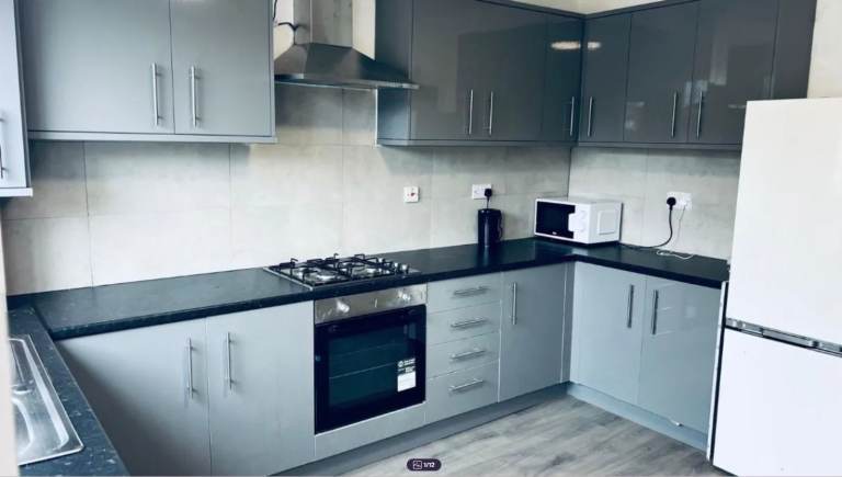 5 Bed Flat above shop to rent in Harrow - Pinner Road