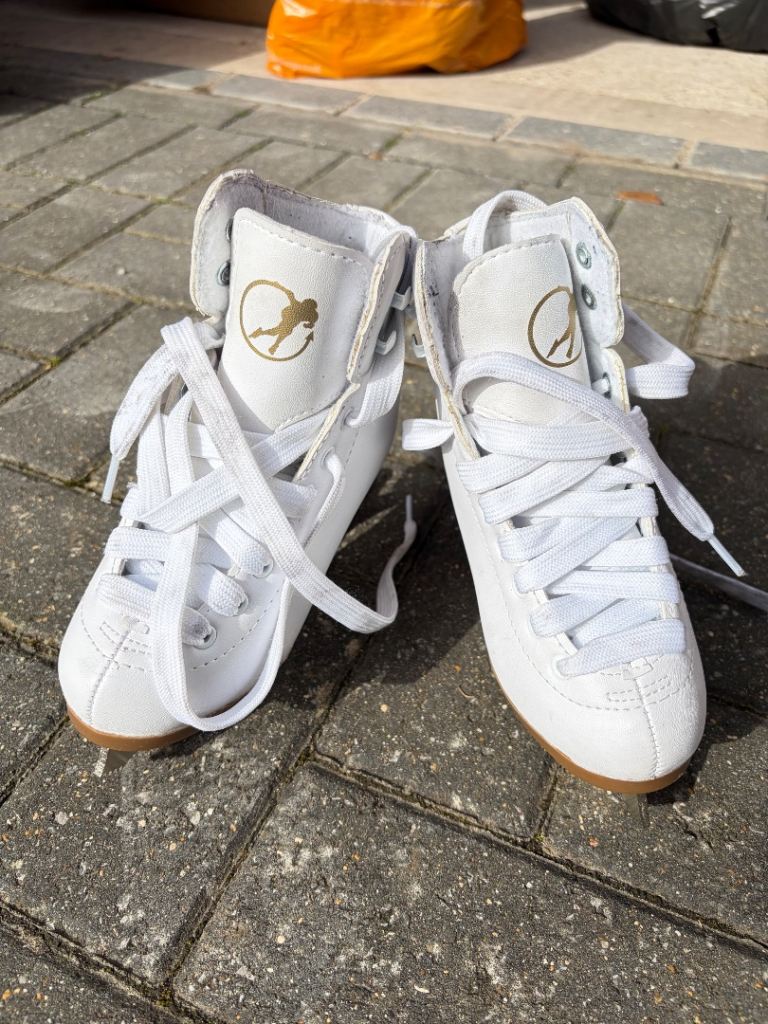 Ice skates size UK10J EUR28
