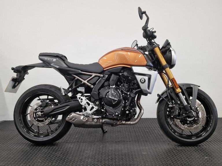 SUZUKI GSX-8T ** HEATED GRIPS - RIDER MODES - ONE OWNER **