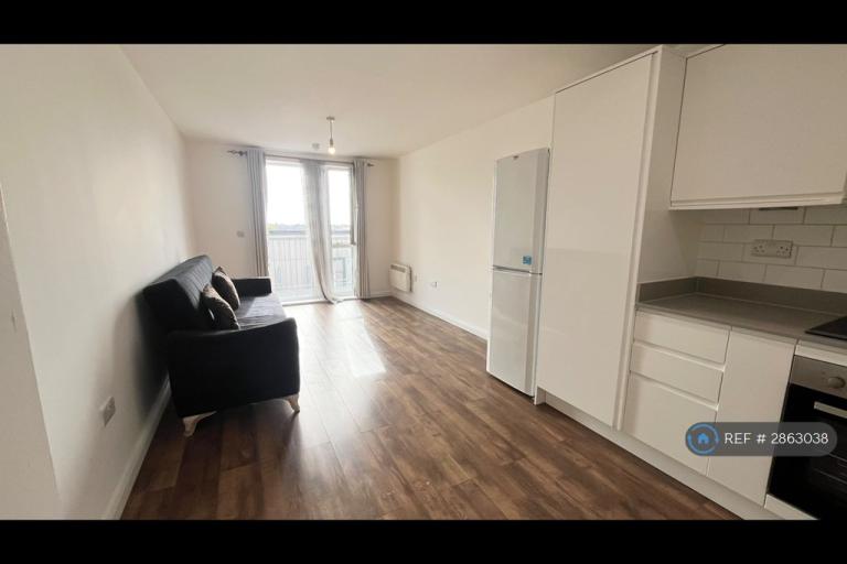 1 bedroom flat in Grand Union House, Slough, SL2 (1 bed) (#2863038)