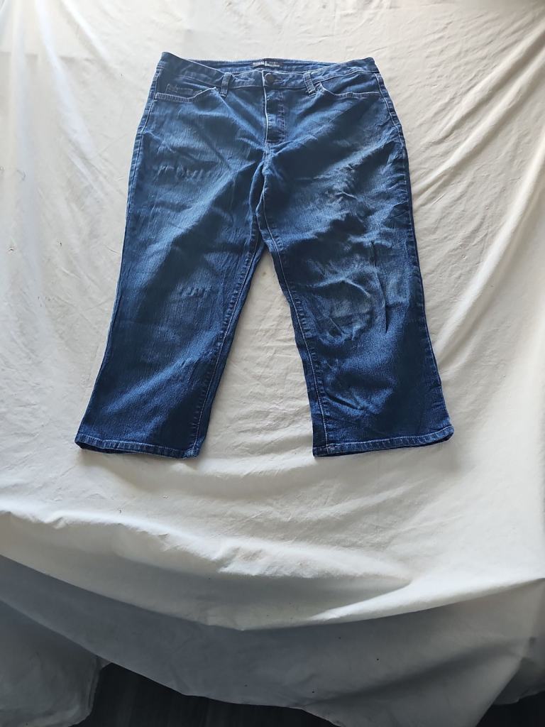Riders by Lee Women's Mid Rise Denim Capri Jeans  360