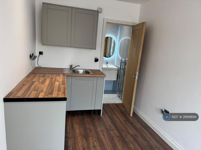 1 bedroom house in Tolworth Gardens, Romford, RM6 (1 bed) (#2669694)
